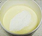 咖啡冻蛋糕卷,将低筋面粉筛入打好的蛋糊中，以全蛋海绵的搅拌手法拌合好蛋糕糊