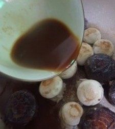 蘑菇小丸子,往煎好的蘑菇丸子淋上调好的照烧汁，盖上盖子令蘑菇丸子吸足汁料