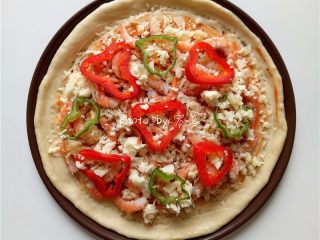 虾仁披萨,用相同的方法，制作一个9寸的薄底虾仁披萨；