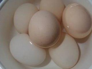 法式脆皮蛋糕,把鸡蛋放在温水中，让鸡蛋更容易打发，也不用放在温水中隔热打发