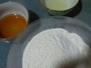 法式脆皮蛋糕,低筋面粉过筛，准备好蜂蜜和适量的玉米油
