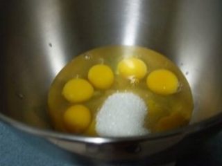 法式脆皮蛋糕,把鸡蛋放在容器里，一次性加入砂糖