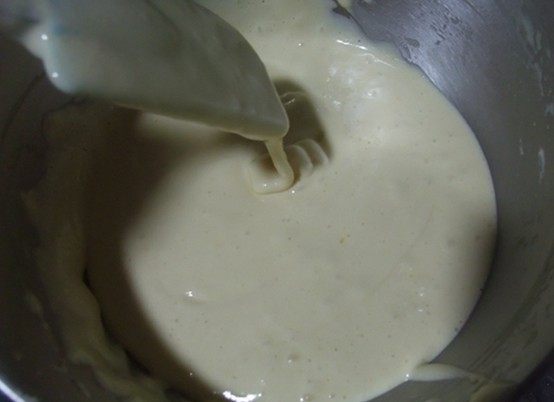 法式脆皮蛋糕,一次性加入过筛的低筋面粉，切拌均匀