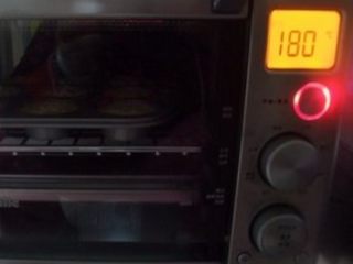法式脆皮蛋糕,把蛋糕模放在烤箱中层，180°C烤10分钟