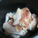 鸡丝香菇粥,将整只鸡洗干净，去掉鸡屁股和鸡头，切下鸡翅、鸡腿、鸡脖子，将鸡身一分为二，将它们一起放入电压力锅中。