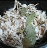 鸡丝香菇粥,放入适量香叶