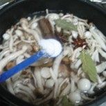 鸡丝香菇粥,放入桂皮一个、八角一颗、适量料酒及清水，再放入一勺盐