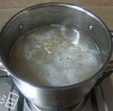鸡丝香菇粥,将泡好的大米沥水，然后将熬好的鸡汤倒入，煮开后转小火熬