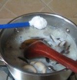 鸡丝香菇粥,放入适量的香油和盐，再熬煮15分钟左右