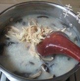 鸡丝香菇粥,将火关掉，将鸡丝放入搅拌均匀，表面撒些香葱即可