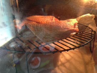 蜜汁叉烧烤鸡腿,入预热好的烤箱，底火210度、上火180度。烤20-25分钟