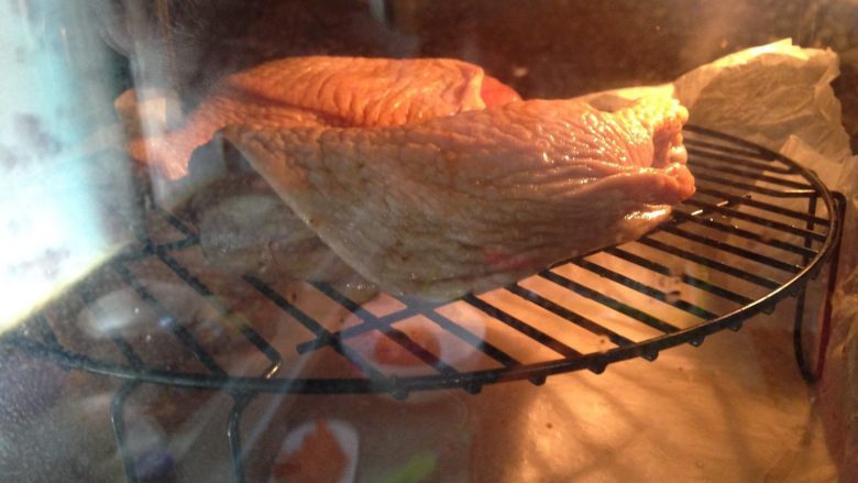 蜜汁叉烧烤鸡腿,入预热好的烤箱，底火210度、上火180度。烤20-25分钟