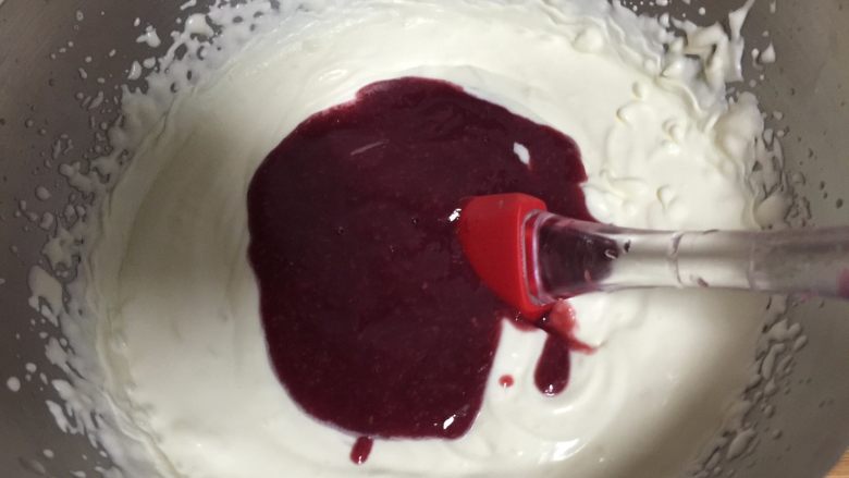 树莓慕斯,
将淡奶油和树莓果泥混合