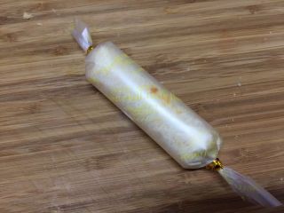 #吐司新吃法之三#芝士吐司糖果卷,用食品包装纸卷起来，两端扎起来