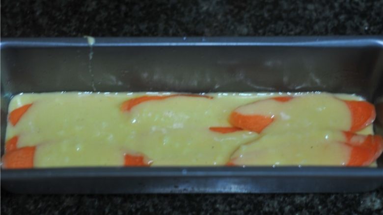 蔬菜隐形蛋糕,舀一勺糊糊，盖在胡萝卜上
