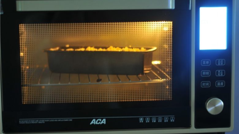蔬菜隐形蛋糕,放入烤箱中层，170度烤50分钟