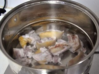 花生炖猪蹄,放入盛满半锅清水的炖锅中，煮沸。