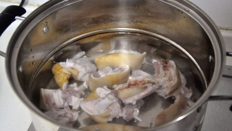花生炖猪蹄,放入盛满半锅清水的炖锅中，煮沸。