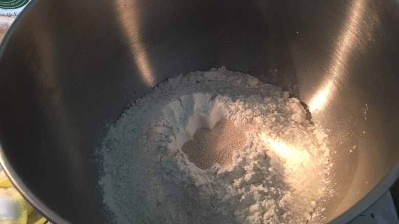 麦穗面包,将除黄油外的所有面团材料放入厨师机中，按照先放入液体再放入粉类，启动机器开始和面
