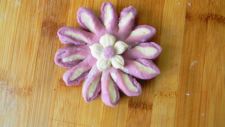 花开锦绣——太阳花馒头,
在取一个小面团做个小花朵放在中间