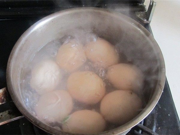 卤鸡蛋,将水煮开再煮上两、三分钟；