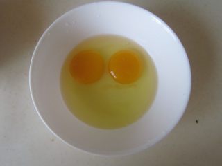 丝瓜猪肝蛋花汤,鸡蛋打入碗中， 加入适量的盐打散备用；