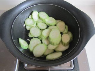 丝瓜猪肝蛋花汤,加入丝瓜进去翻炒；