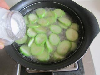 丝瓜猪肝蛋花汤,加入盐和胡椒粉调味；