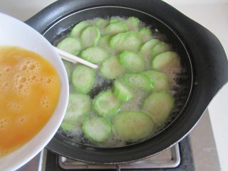 丝瓜猪肝蛋花汤,开大火，将打散的蛋液顺着筷子倒入，蛋花浮起来就关火，这样很容易形成漂亮的蛋花，盛入碗中， 撒上小葱末。
