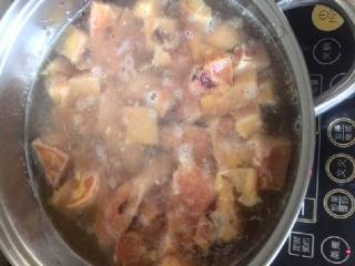 咖喱鸡,鸡腿下水焯，最好凉水下肉不易老，就当洗肉了。