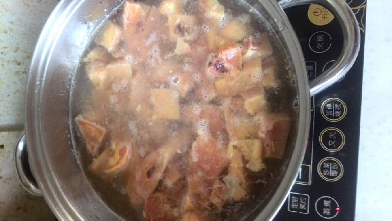 咖喱鸡,鸡腿下水焯，最好凉水下肉不易老，就当洗肉了。