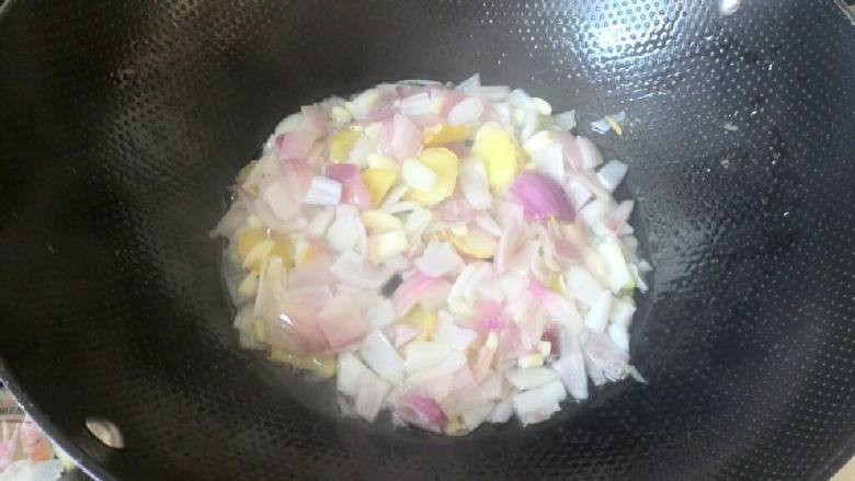 咖喱鸡,热锅凉油先把姜和洋葱煸香。