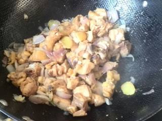 咖喱鸡,煸出洋葱油后下腌制好的鸡腿，煸炒7--10分后加水。