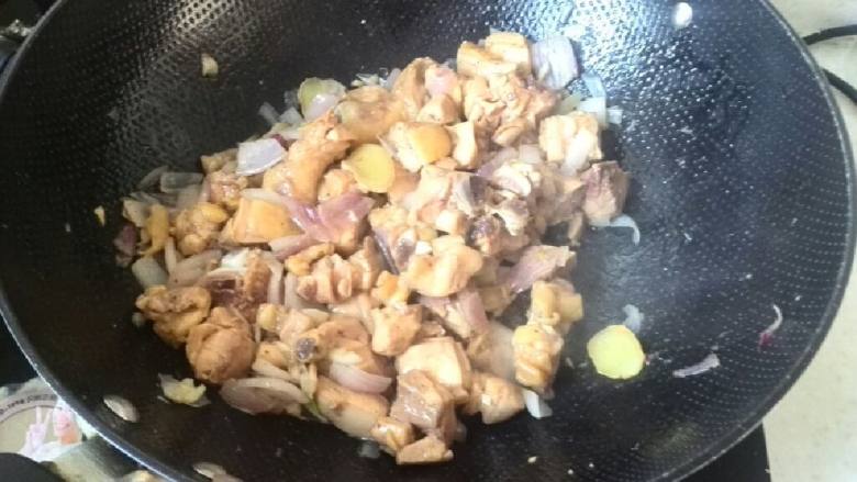 咖喱鸡,煸出洋葱油后下腌制好的鸡腿，煸炒7--10分后加水。