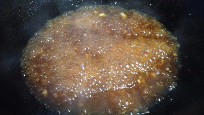茄汁素“排骨”,
倒入调好的碗汁烧开