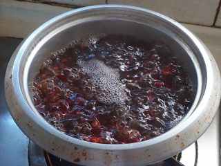 蜜豆松糕,红豆洗净用清水浸泡12小时以上，然后红豆和泡红豆的水一起倒入锅中，煮至红豆绵烂