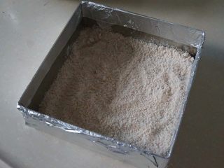 蜜豆松糕,模具用锡纸包好，内壁扫一层食用油，先铺上一层米粉