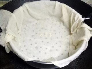 腊肉糯米丸子,蒸屉铺上蒸布；如果你家的蒸屉孔比较小，糯米不会漏下去，可以不用铺蒸布；