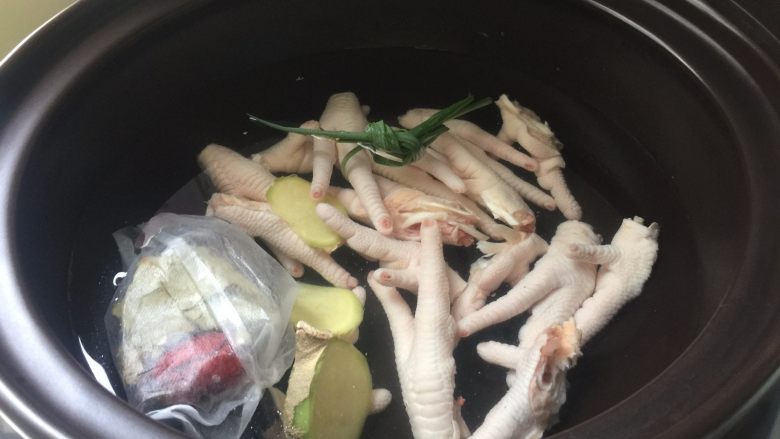 肉蟹煲,把鸡爪和料包放入电炖锅中加入适量清水炖煮
