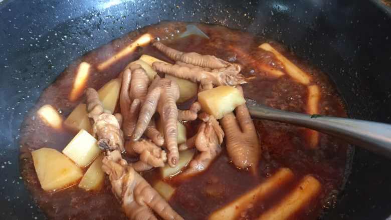 肉蟹煲,加入已经卤过的鸡爪和土豆煮一会