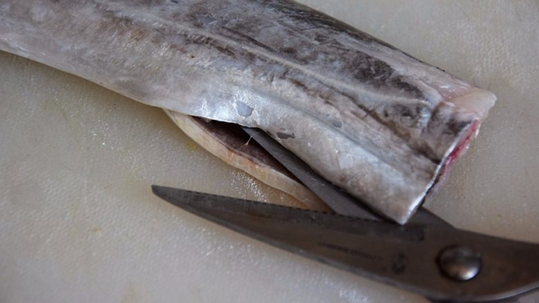 清蒸带鱼,用剪刀将鱼腹剖开；