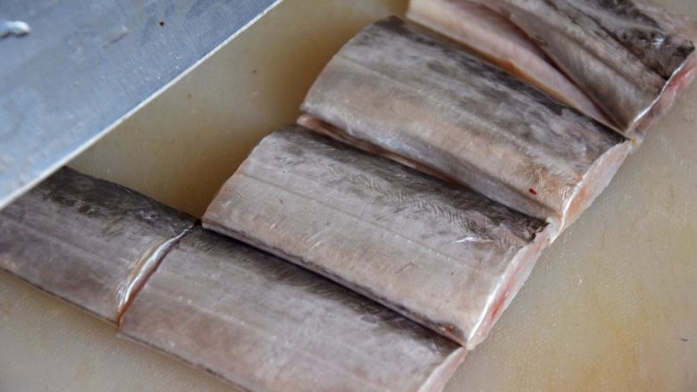 清蒸带鱼,将带鱼切成2厘米的段备用；
