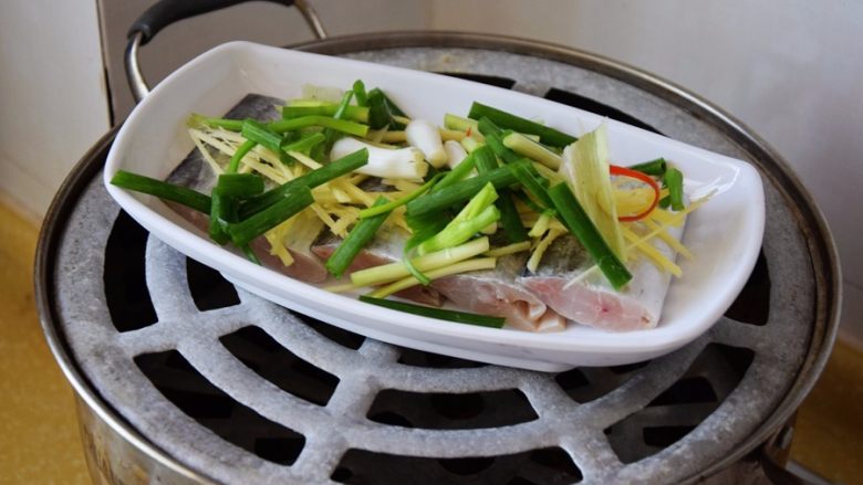 清蒸带鱼,蒸锅水烧开后，将鱼入蒸锅；