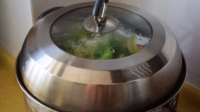 清蒸带鱼,盖上锅盖，蒸8-10分钟后，取出将表面的葱、姜丝去掉，撒上香葱末；