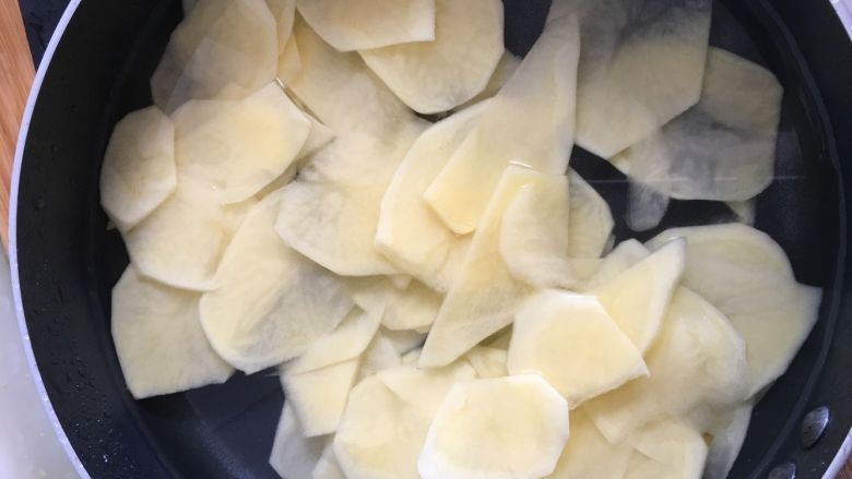 【自制薯片】口口酥脆,将土豆片浸泡30分钟。