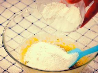 南瓜米糕—“蒸”的好吃不上火,再加大米粉，混合均匀。