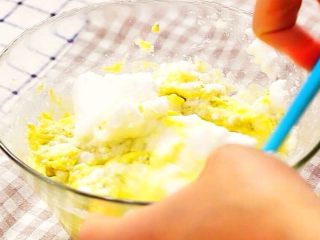 南瓜米糕—“蒸”的好吃不上火,蛋白分2次与南瓜蛋黄泥混合均匀。