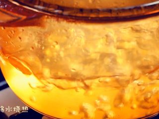 南瓜米糕—“蒸”的好吃不上火,蒸锅开始将水烧热。