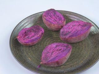 2种苦瓜的吃法 ,紫薯洗干净切两半，入锅蒸熟（水烧开上蒸汽后再蒸八分钟）。