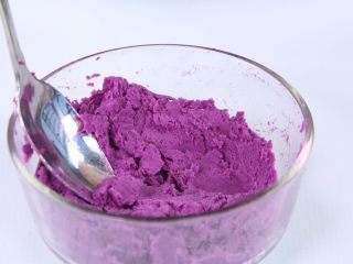 2种苦瓜的吃法 ,蒸熟晾凉后的紫薯去皮，压成紫薯泥，一定要将紫薯泥压的均匀不要有颗粒状。
